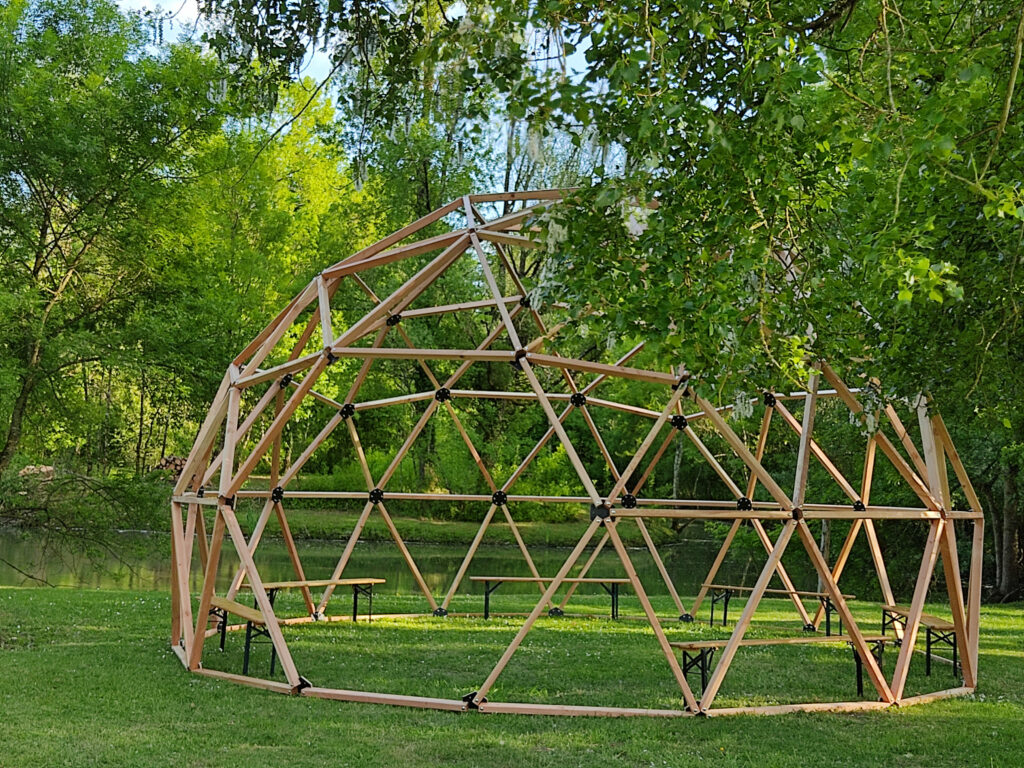 Dôme géodésique en bois de 7m de diamètre par les Toiles de Loire, idéal pour événements et réceptions prés de Tours