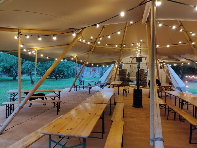 Événement d'entreprise sous tipi.