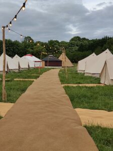 Chemin bordé de tentes de location Les Toiles de Loire Nomad Event Tours.