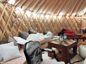 Intérieur cosy d'une Yourte Lounge à Tours.