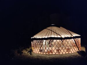 Yourte élégante pour mariage et réception par Les Toiles de Loire à Tours.