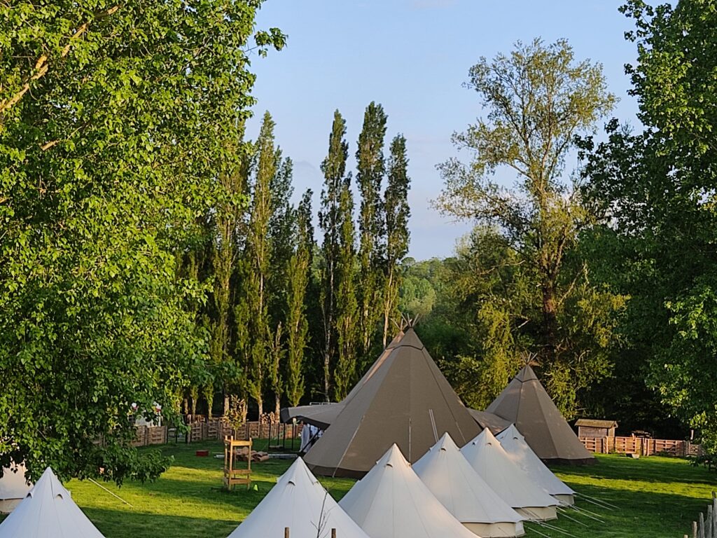 Tente lodge pour mariage et réception chez Les Toiles de Loire.
